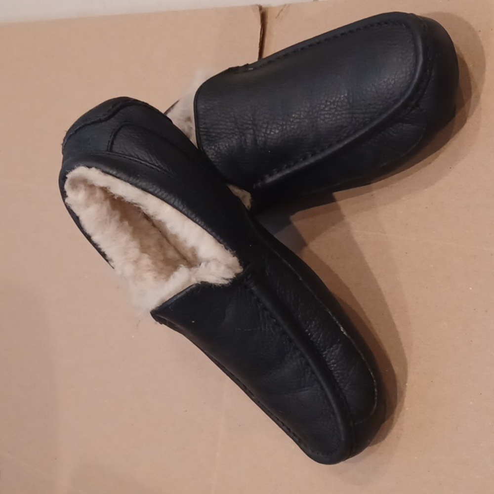 UGG MEN'S ASCOT LEATHER SLIPPERS